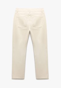 Beige gerade geschnittene Jeans mit glatter Textur, ausgestattet mit zwei Gesäßtaschen und genähten Details am Bund und den Taschen.