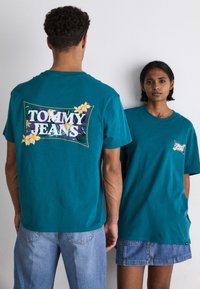 Tommy Jeans - FLOWER POWER TEE UNISEX - Nyomott mintás póló - timeless teal Miniatűr kép 1