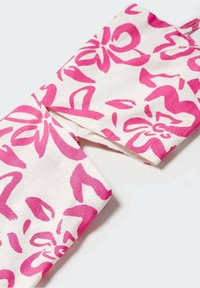 Bawełniana tkanina w białym kolorze z żywymi różowymi abstrakcyjnymi kwiatami; gładka tekstura; z zagiętym hemem i pętlą do zawieszania.