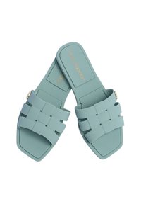 Un par de sandalias deslizantes de color verde menta, fabricadas en goma, con un diseño de tira trenzada y una forma de punta cuadrada. Detalle de acento en dorado presente.