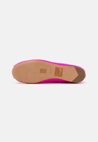 kate spade new york RENATA MARY JANE BALLET FLAT - Sabrinas com tira no tornozelo - vivid snapdragon