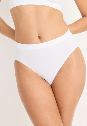Weiße hochgeschnittene Unterwäsche aus glattem Stoff mit einem breiten elastischen Bund, nahtlos gestaltet und mit einem glänzenden Finish.