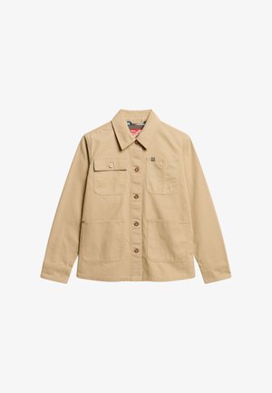 Veste en coton beige avec un col, des manches longues, deux poches avant et des fermetures à boutons marron. Présente une doublure intérieure à motif.