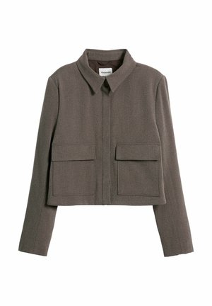 Kort brun jacka i texturerad tyg, med krage, framknäppning och två fyrkantiga fickor på bröstet.