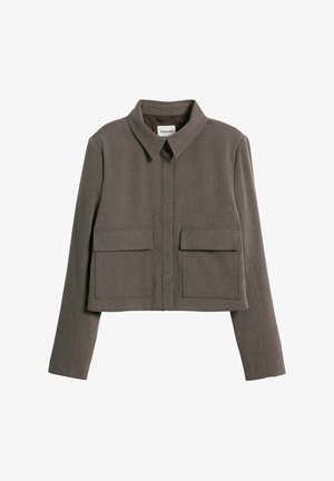 Beskåret brun jakke lavet af tekstureret stof, med krave, frontknaplukning og to firkantede påsparkede lommer på brystet.