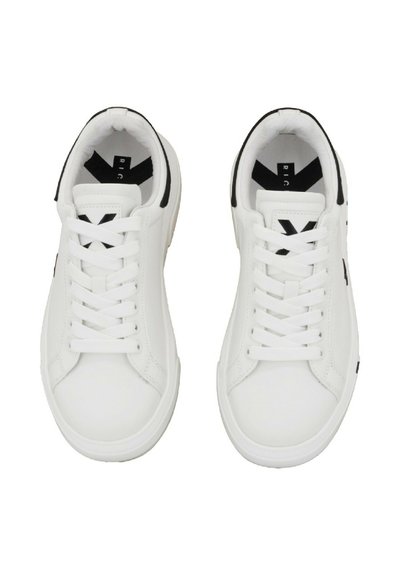 Sneakers bianchi in pelle con una trama liscia, dettagli neri sul tallone e sul logo, lacci bianchi piatti e un design minimalista.