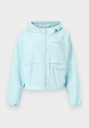 Veste coupe-vent Columbia à capuche bleu clair avec fermeture éclair frontale, logo sur la poitrine, poche à rabat et poignets élastiques.