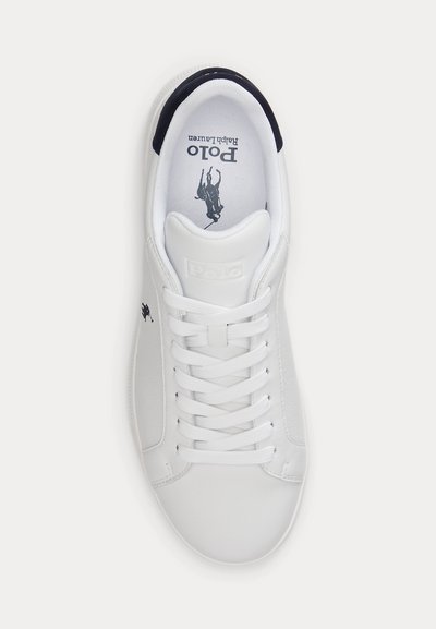 Λευκό δερμάτινο αθλητικό παπούτσι Polo Ralph Lauren με λευκά κορδόνια, μαύρο λογότυπο στο πλάι και μαύρη λεπτομέρεια στη φτέρνα, από ψηλά.