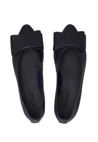 Námořnické kožené baleríny s špičatou špičkou, které mají na přední straně velkou mašli a hladké vnitřní podšívání.