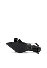 Scarpa con tacco alto in vernice nera, con punta affusolata, cinturino alla caviglia e un'accattivante decorazione a fiocco sul lato. Texture liscia e design elegante.