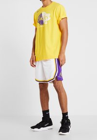 Nike Performance Urheilushortsit - white