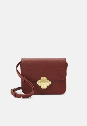 Sac bandoulière rouge texturé avec fermoir en or. Doté d'une sangle amovible et d'une forme rectangulaire compacte.