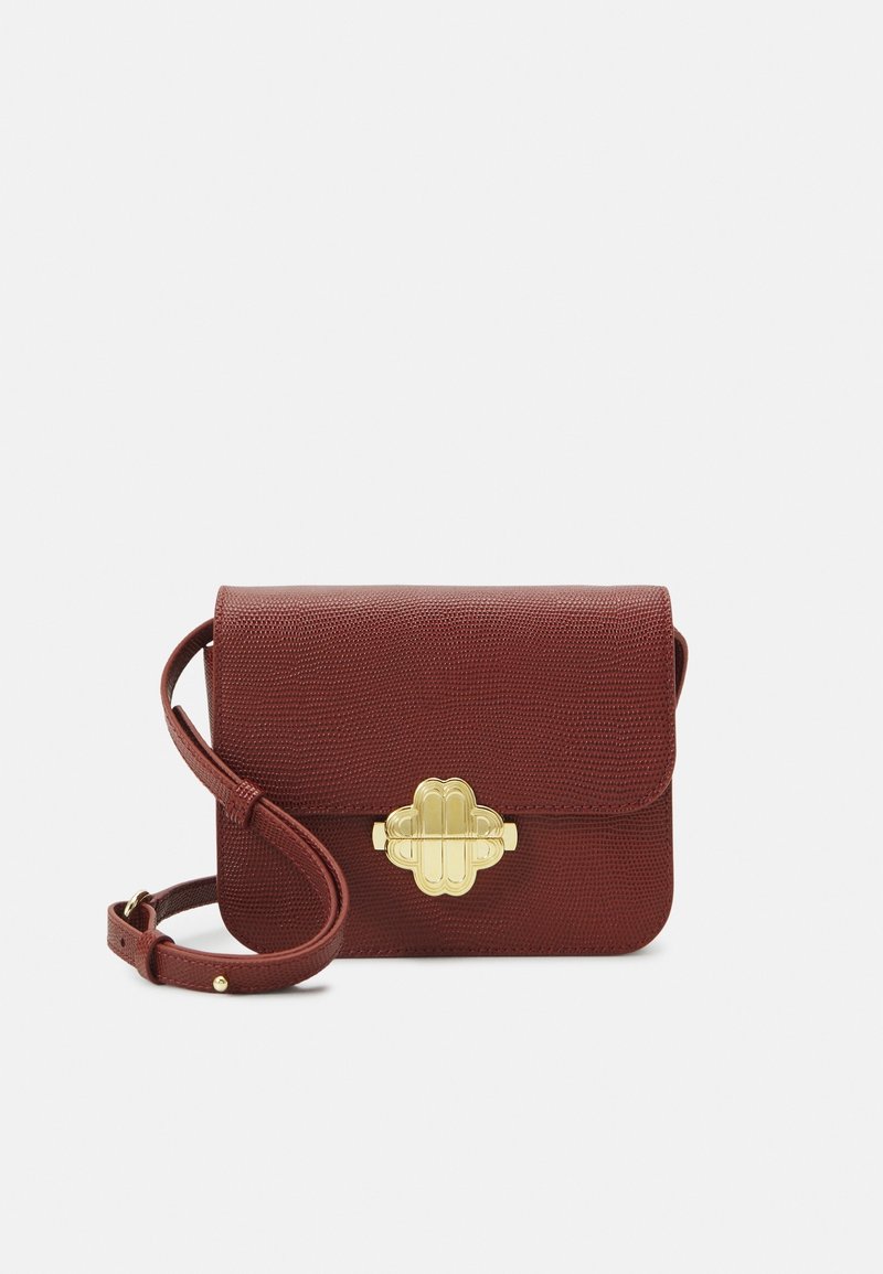 Rød tekstureret crossbody-taske med en guldfarvet lås. Har en aftagelig rem og en kompakt rektangulær form.