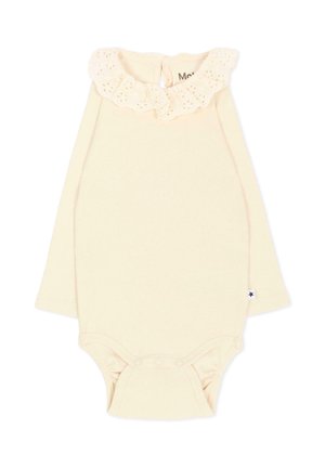 Body de bebé de manga larga color crema con cuello con volantes de ojales y botones a presión en la parte inferior para facilitar el cambio de pañal.