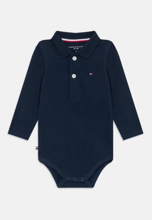 Tamno plavi polo bodi s dugim rukavima, s tri gumba, ovratnikom i detaljem s logom; izrađen od mekog materijala s teksturiranim završetkom.