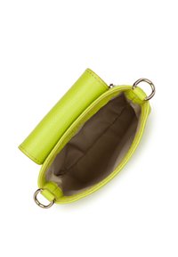 Heldere limoengroene leren tas met een textuurafwerking, voorzien van een beige interieur, ronde hardware en een gestructureerde vorm.