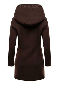 Manteau marron avec une grande capuche, design ajusté, mi-long, et un logo subtil "MARIKOO" brodé dans le dos. Texture de tissu douce.