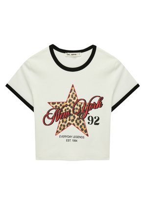 Weißes T-Shirt mit kurzen Ärmeln, schwarzem Besatz, Leopardenmuster-Stern und Text "New York 92 Everyday Legends Est. 1994" auf der Vorderseite.