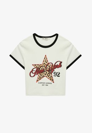 Wit T-shirt met korte mouwen met zwarte bies, ster met luipaardprint en tekst "New York 92 Everyday Legends Est. 1994" op de voorkant.