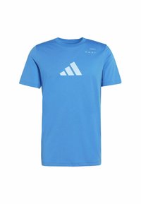 Niebieski bawełniany t-shirt z przednim nadrukiem trzech białych ukośnych pasków oraz napisem "TENNIS" w małym druku powyżej.