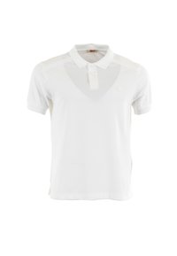 Polo bianco in cotone con colletto classico, caratterizzato da una patta con tre bottoni e un logo discreto sul petto. Maniche corte.