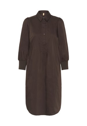 Tumepruun kleit, millel on krae, nööbiplokk ja pommitatud varrukad. Omab vöökoha rõhutatust ja kitsenevaid kinniseid varrukaid, millel on sile tekstuur.