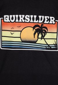 Juoda marškinėliai su užrašu "QUIKSILVER" ir saulėlydžio grafika, kurioje pavaizduota saulė, palmės medis ir paukščiai oranžinėmis, geltonomis ir mėlynomis juostelėmis.