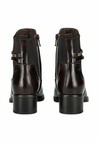 Bottines en cuir marron avec des panneaux latéraux élastiques, présentant un petit talon carré et des accents en métal sur le côté. Finition lisse, design structuré.