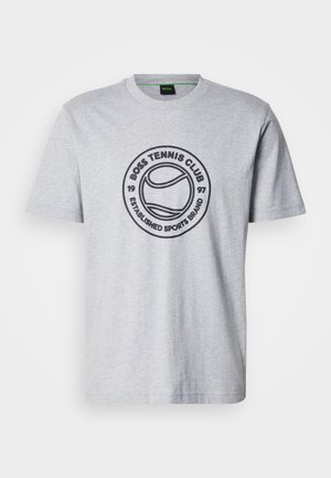 Tricou gri cu mâneci scurte, realizat dintr-un material moale, cu un imprimeu circular negru ce conține textul "BOSS TENNIS CLUB" și un design cu o minge de tenis în centru.