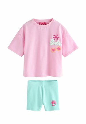 Kurzärmeliges pinkes Barbie-Oberteil mit Palme und Sonnenbrillen-Grafik, kombiniert mit hellblauen Shorts mit Barbie-Logo.