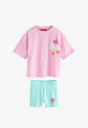 Kurzärmeliges pinkes Barbie-Oberteil mit Palme und Sonnenbrillen-Grafik, kombiniert mit hellblauen Shorts mit Barbie-Logo.