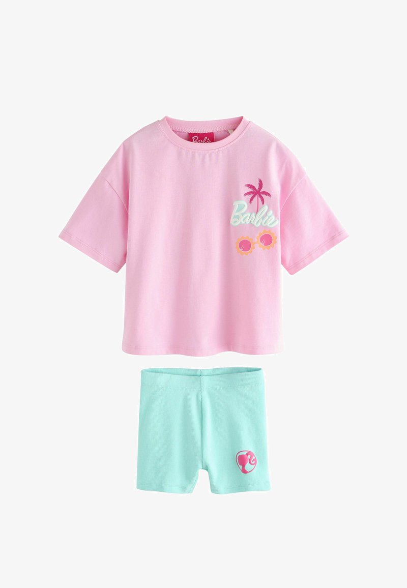 Lyserød Barbie-top med korte ærmer, dekoreret med motiv af palmetræ og solbriller, kombineret med lyseblå shorts med Barbie-logo.