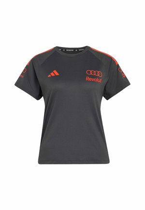 T-shirt de sport à manches courtes gris foncé avec les logos rouges Adidas et Audi Revolut sur le devant et des bandes rouges sur les épaules et les manches.