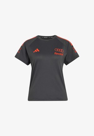 T-shirt de sport à manches courtes gris foncé avec les logos rouges Adidas et Audi Revolut sur le devant et des bandes rouges sur les épaules et les manches.