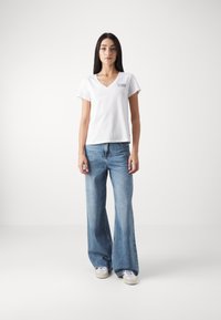Levi's® PERFECT VNECK - Paprasti marškinėliai - bright white