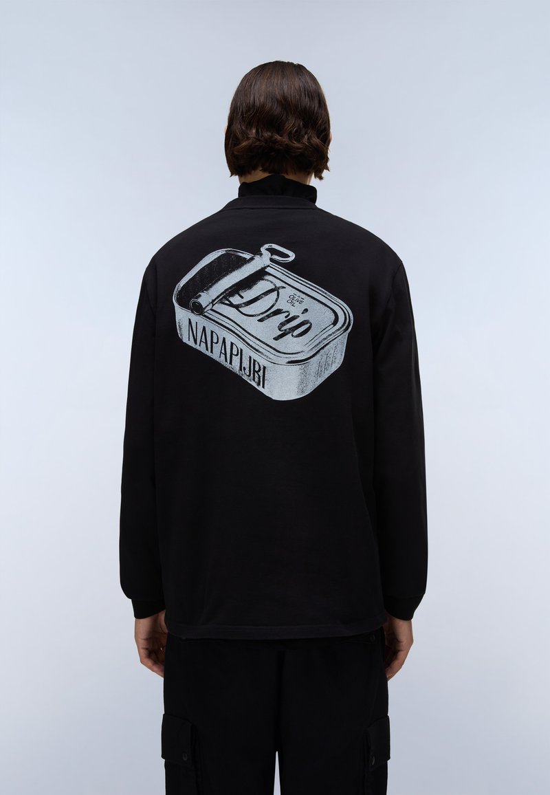 Fekete pulóver, amelyen egy lehúzós konzerv grafikája és a "Drip" valamint a "NAPAPIJRI" felirat szürkében található a hátoldalon.