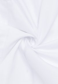 Hvidt stof, letvægts og glat tekstur, med en subtil glans og en blød draperingseffekt, arrangeret i en spiralform.
