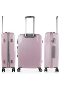 Maleta rígida rosa con asas y cremalleras plateadas, cuenta con cuatro ruedas y un acabado suave y brillante. Tiene un tamaño mediano.