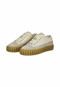 Beige Leinensneaker mit einer strukturierten, tanfarbenen Gummisohle, runden Schnürsenkeln und einer glatten Zehenpartie. Schlankes Design mit dezenten Nähdetails.