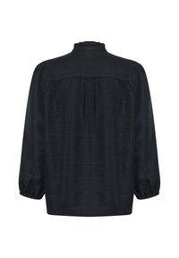 Ciemnoniebieska bluzka z denimu z falbanastym kołnierzykiem, długimi bufkami oraz plisowanymi detalami na plecach. Miękka tekstura i luźny fason.