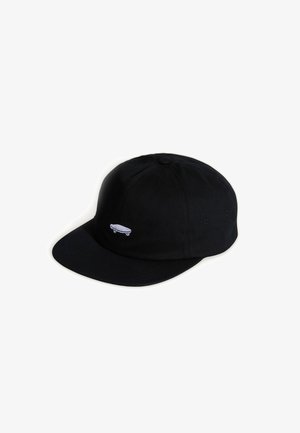 Zwarte baseballpet met een klein wit geborduurd skateboardlogo op het voorste linker paneel, afgebeeld op een witte achtergrond.