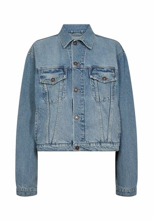 Giubbotto di jeans blu chiaro con un design corto, chiusura con bottoni, due tasche sul petto e dettagli cuciti sulle maniche e ai lati.