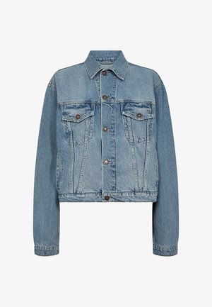 Džínová bunda svetlomodrej farby s krátkym strihom, zapínaním na gombíky, dvoma náprsními vreckami a prešitými detailmi na rukávoch a stranách.
