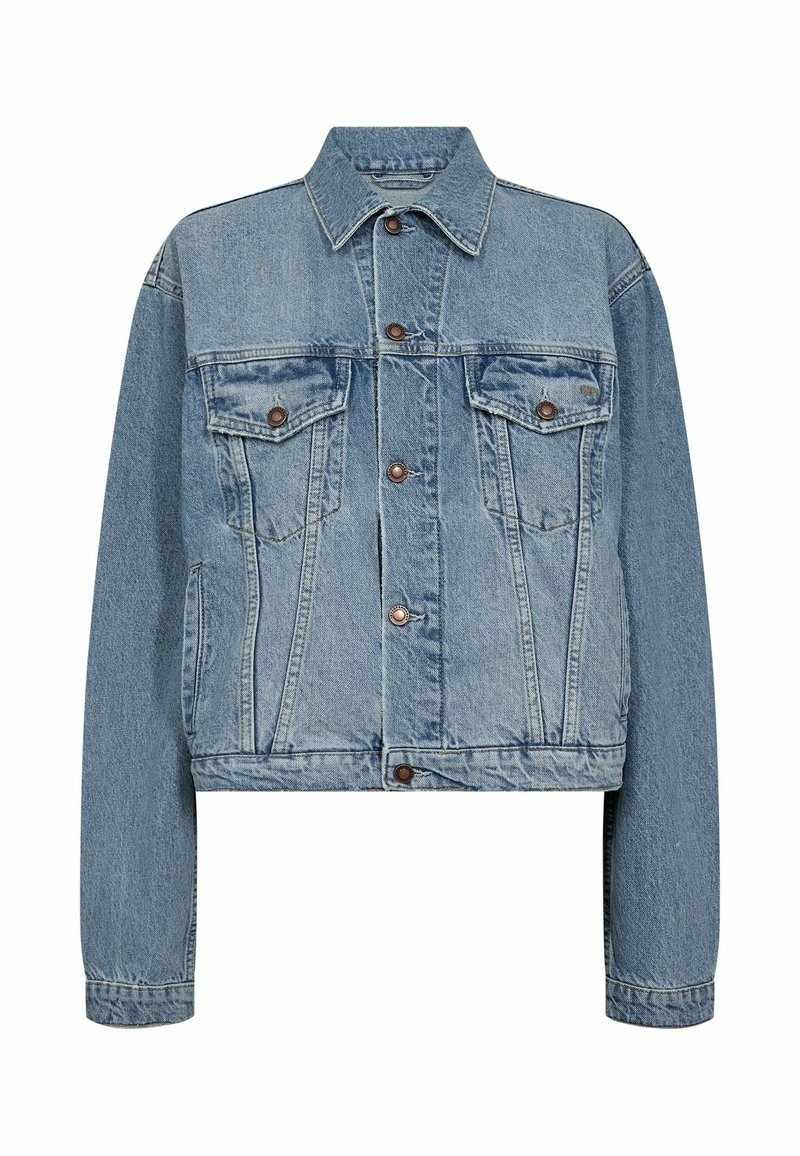 Denim jakna u svijetloplavoj boji s krojenjem iznad struka, na gumbe, s dva džepa na prsima i šivenim detaljima na rukavima i stranama.
