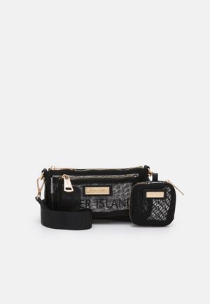 Czarna torebka typu crossbody z siateczki, z złotymi zamkami i metalową plakietką z logo, zawierająca odpinaną mniejszą saszetkę o pasującym wzorze i pasku.