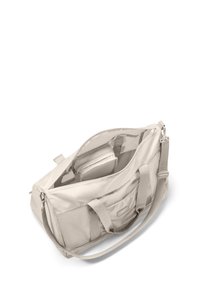Helle beige Sporttasche aus weichem Stoff, mit zwei Griffen, verstellbarem Schultergurt und einem mit Reißverschluss verschließbaren Hauptfach. Enthält eine Innentasche.