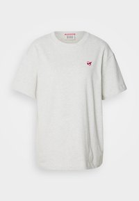 Jasnoszara bawełniana koszulka z okrągłym dekoltem, krótkimi rękawami i małym, czerwonym haftowanym logo po lewej stronie klatki piersiowej. Luźny krój.