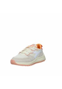 Sneakers beige e rosa chiaro con una tomaia in rete e suede, accenti bianchi e una suola in gomma testurizzata. I lacci nei colori coordinati completano il design.
