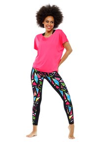 Heldere roze top met korte mouwen, gecombineerd met zwarte leggings met een geometrisch patroon in blauw, roze, groen en witte accenten.