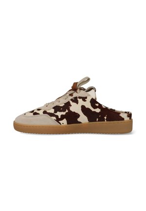 Sneaker à enfiler à dos bas avec motif en pelage de vache marron et blanc, bout en daim beige et semelle en caoutchouc gomme, présenté en profil latéral sur fond blanc.